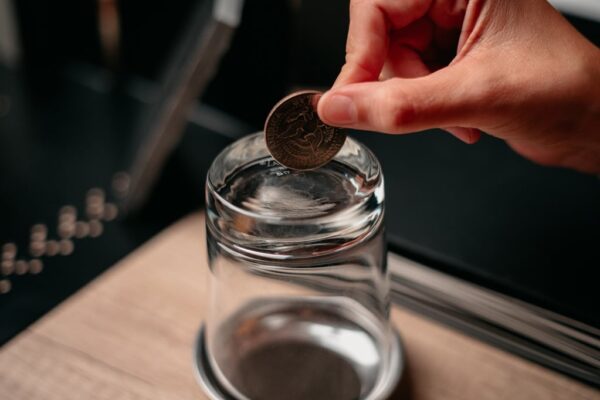 Truco De Magia De La Moneda A Traves Del Vaso De Julio Ribera