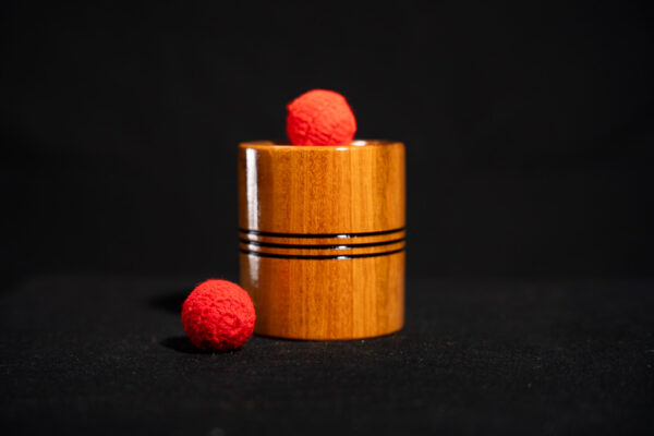 Truco para aparecer y desaparecer bola con cubilete de madera